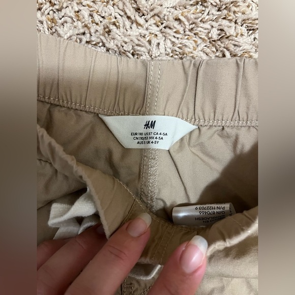 H&M boys long-sleeved navy blue polka-dot shirt and beige shorts - Picture 6 of 10